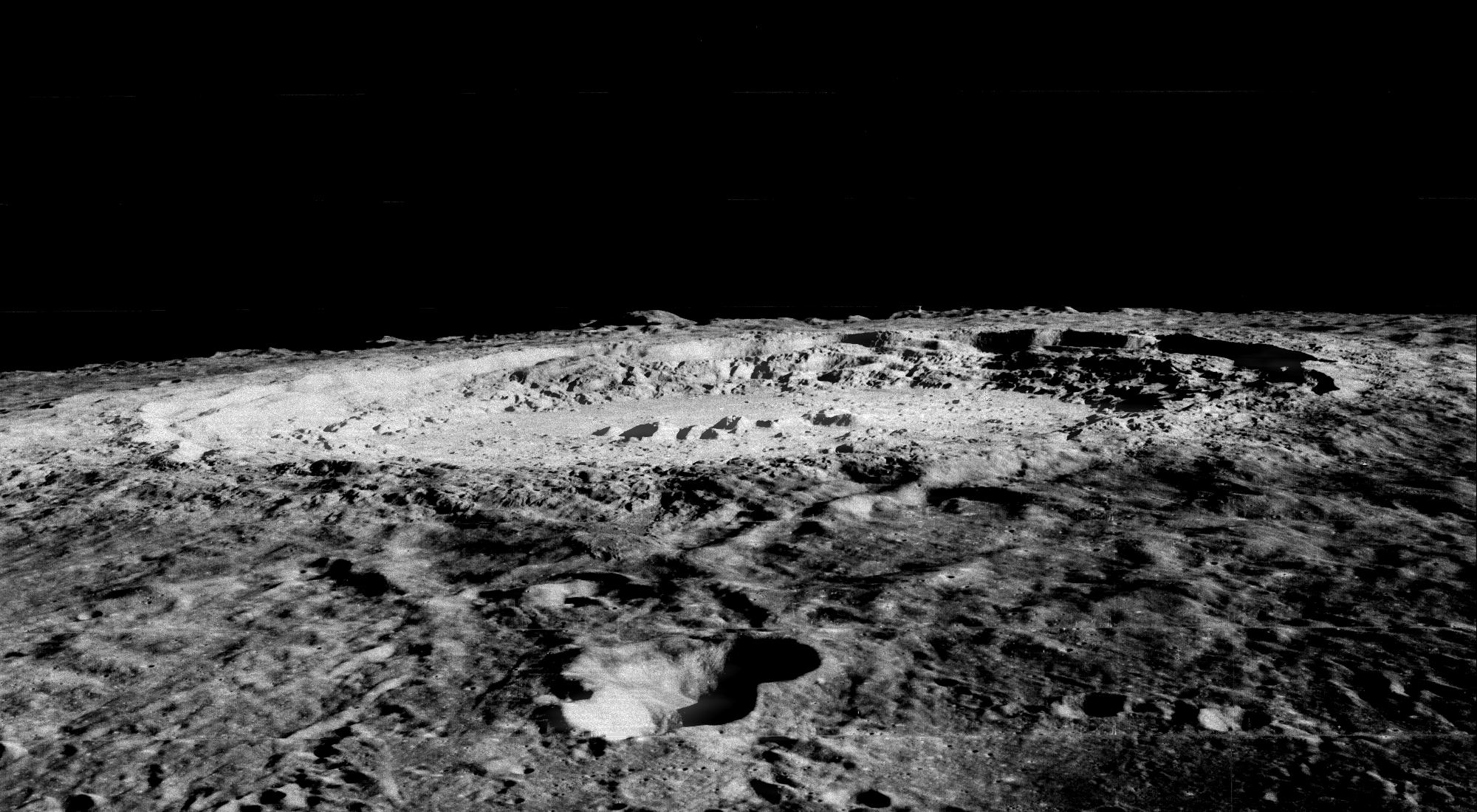 Copernicus, large de 93 km, est situé dans le bassin de Mare Imbrium, sur la face visible nord de la Lune (10° N, 20° O). L'image montre le fond du cratère, ses monticules, son bord et les éjectas rayonnés. Les rayons des éjectas se superposent à tous les autres terrains environnants, ce qui place le cratère dans la classe d'âge qui lui a donné son nom : le système copernicien, établi comme l'assemblage de roches le plus récent de la Lune. L'image a été prise au cours des années 1960 dans le cadre du programme Lunar orbiter. © Nasa, JPL, USGS